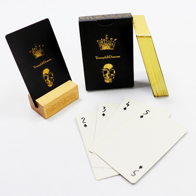 CMYK 100g Custom Black Core Paper การ์ดเล่นโป๊กเกอร์ที่มีขอบทองและกระดาษตรากระดาษกระดาษ